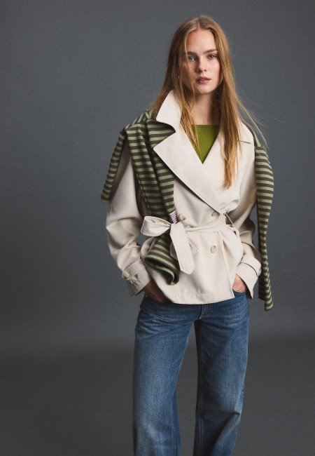 SHORT FLOWING TRENCH COAT WITH BELT STONE